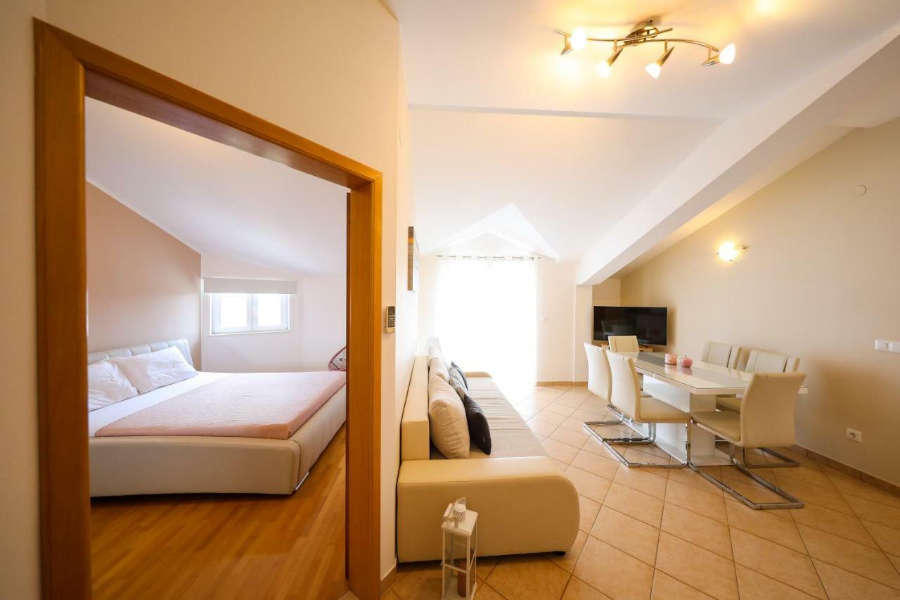 Apartments Tony Biograd Na Moru Esterno foto